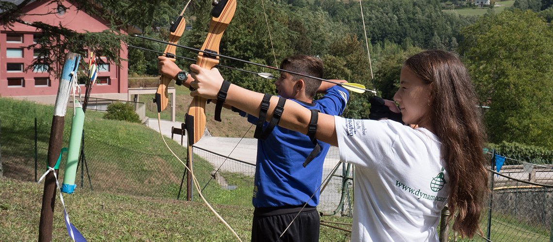 2 adolescenti fanno attività di tiro con l’arco- Terapia Ricreativa