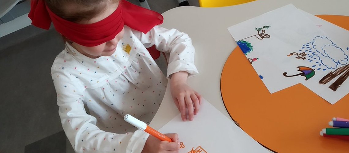 bambina colora felice- Terapia Ricreativa in ospedale
