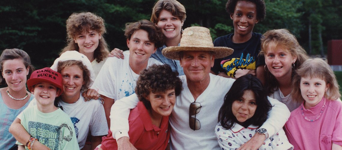 Attore Paul Newman ride con bambini 