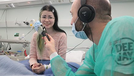 Staff radio Dynamo con bambina Terapia Ricreativa in ospedale